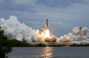 Ônibus espacial Atlantis decolando para a última missão tripulada de um ônibus espacial, em 2011.