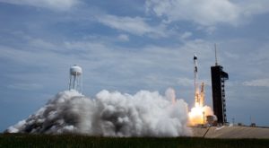 Falcon 9 levando a Crew Dragon para a ISS